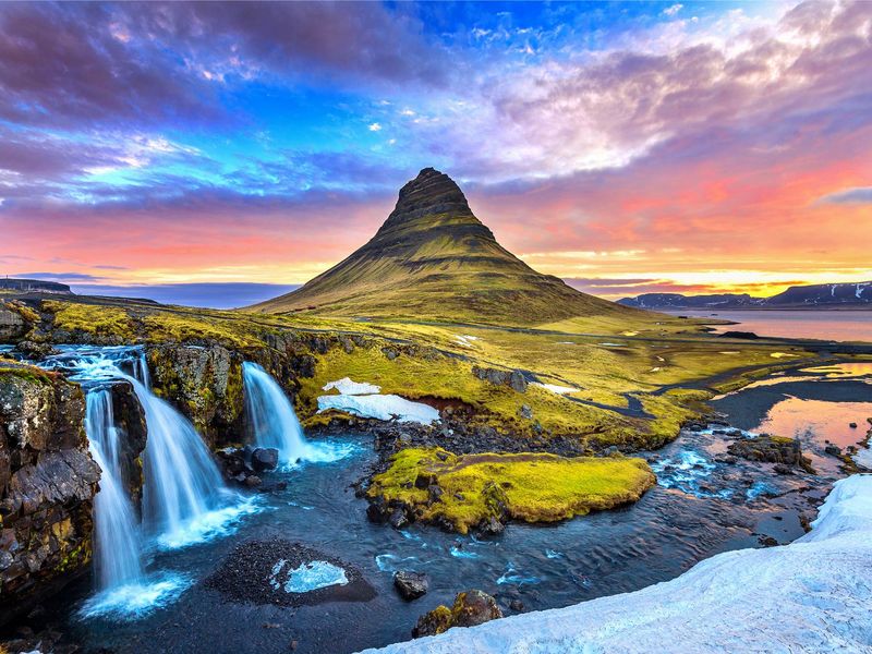 un paysage d'islande avec sa montagne et sa cascade
