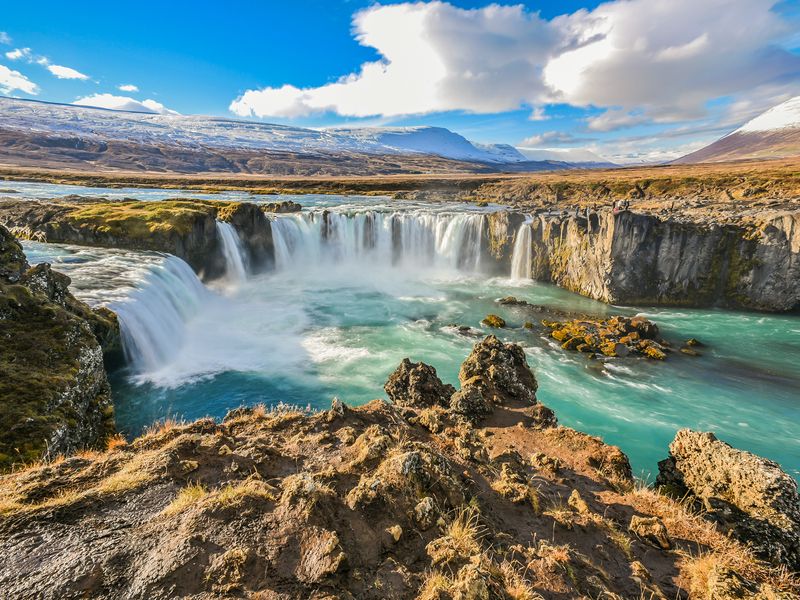Cascades d'eau au milieu d'un paysage d'Islande