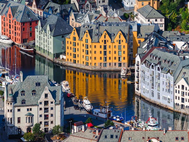 Village de Bergen avec ses habitations colorées